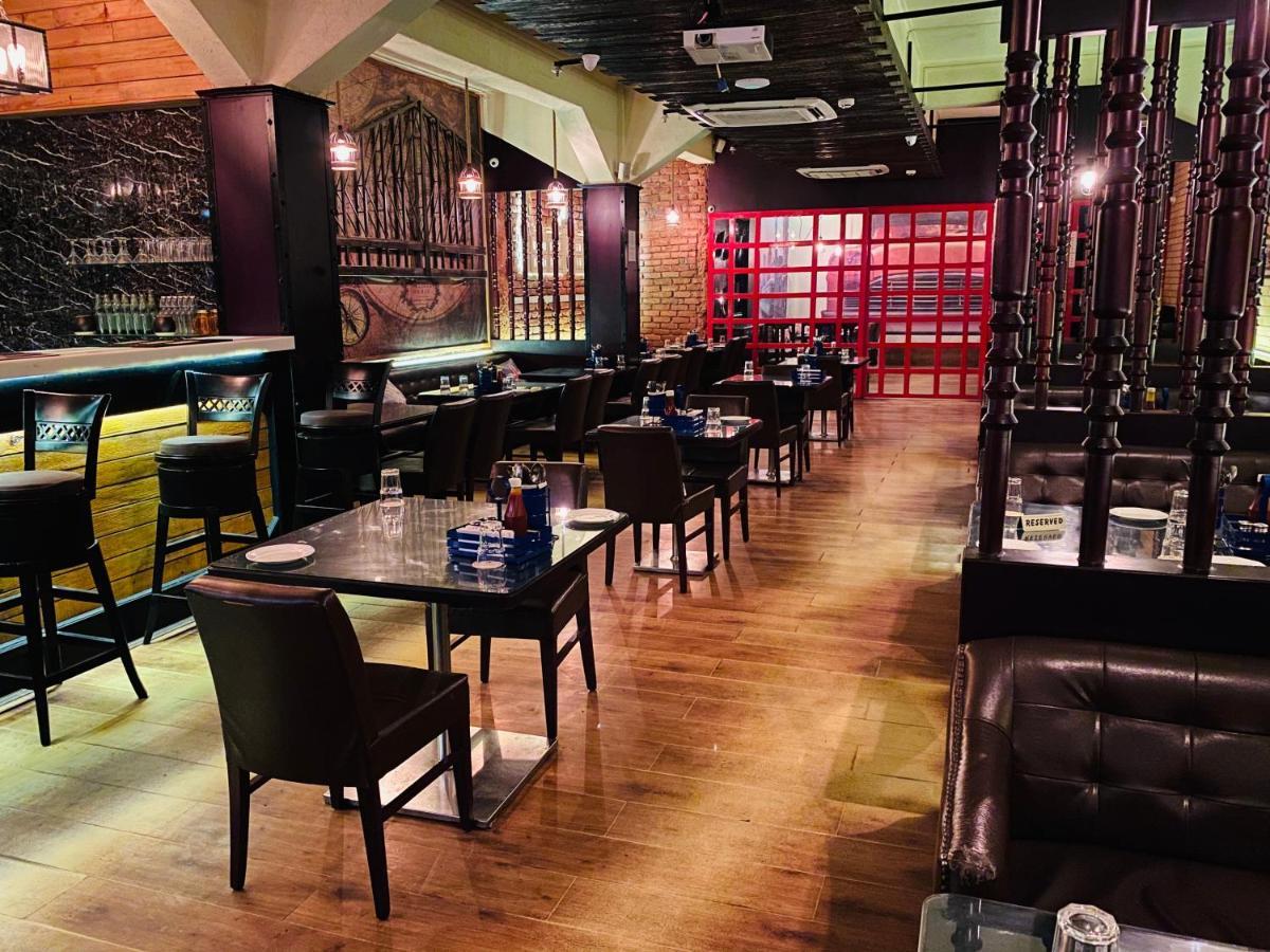 Saluja Residency Hotel Силигури Екстериор снимка