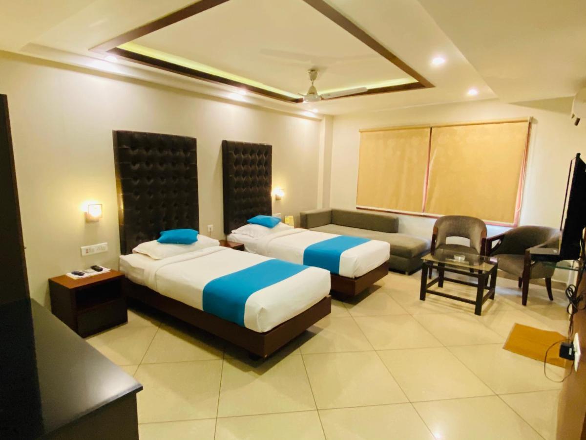 Saluja Residency Hotel Силигури Екстериор снимка