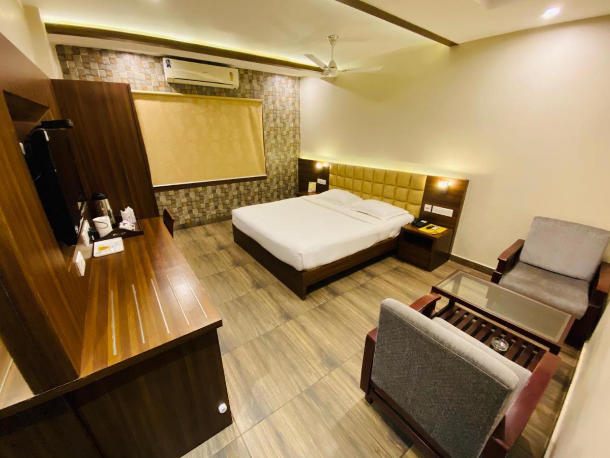 Saluja Residency Hotel Силигури Екстериор снимка