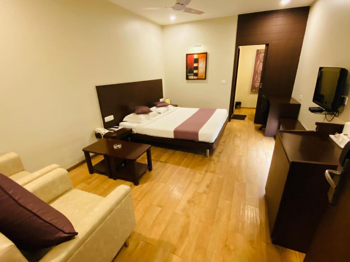 Saluja Residency Hotel Силигури Екстериор снимка