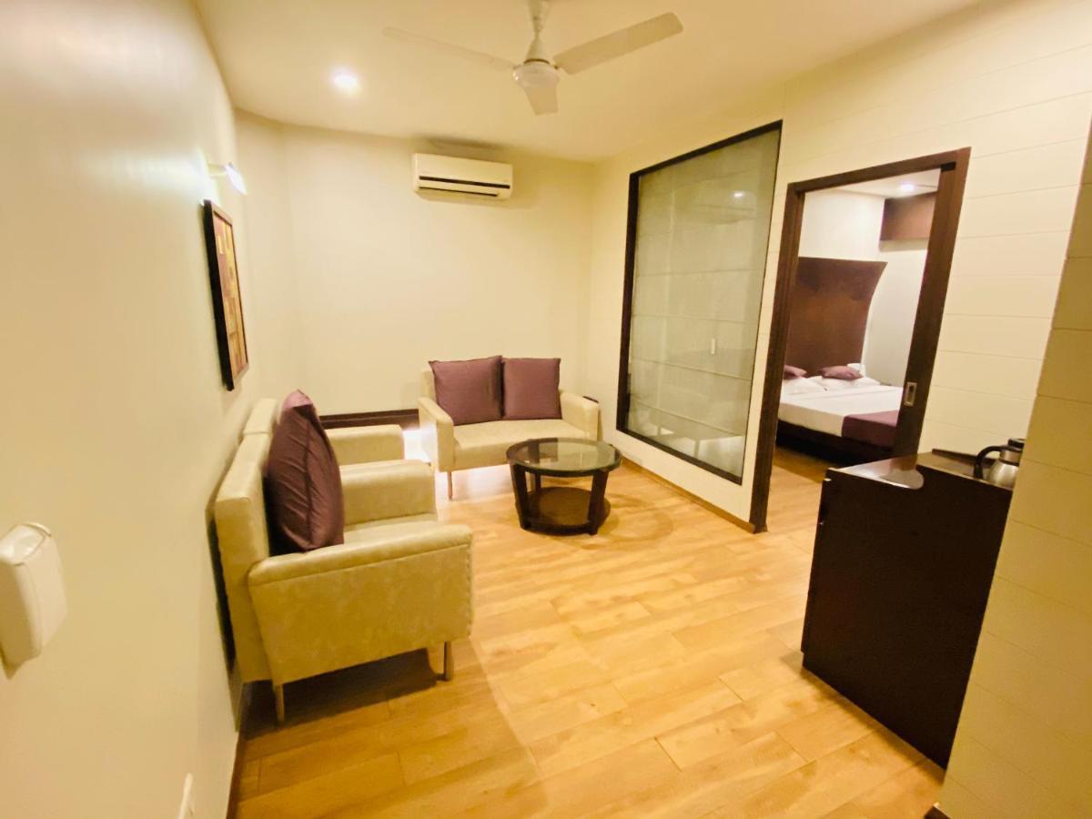Saluja Residency Hotel Силигури Екстериор снимка