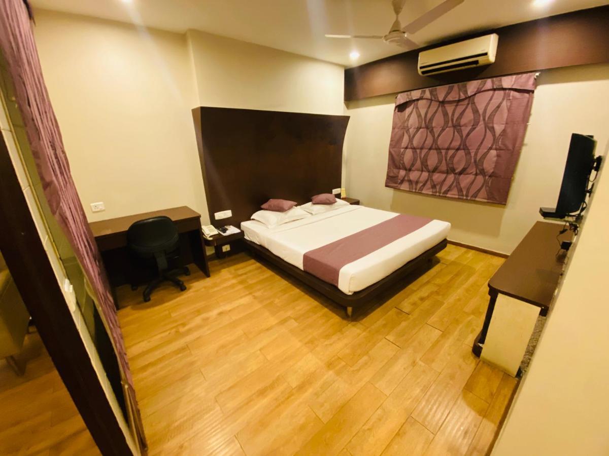 Saluja Residency Hotel Силигури Екстериор снимка