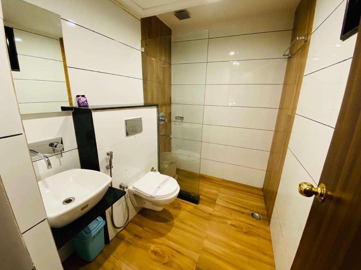 Saluja Residency Hotel Силигури Екстериор снимка