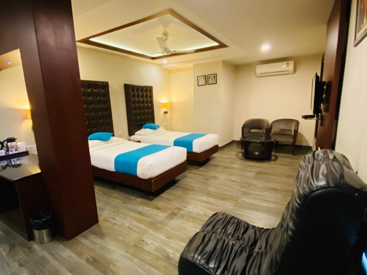 Saluja Residency Hotel Силигури Екстериор снимка