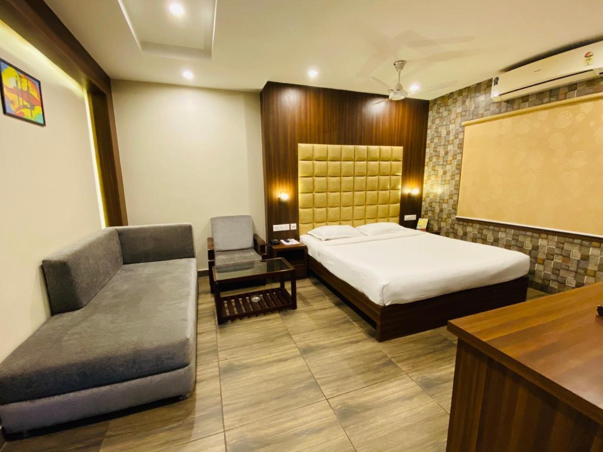 Saluja Residency Hotel Силигури Екстериор снимка