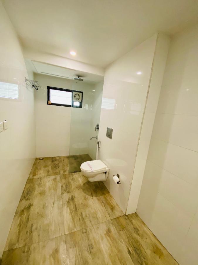 Saluja Residency Hotel Силигури Екстериор снимка