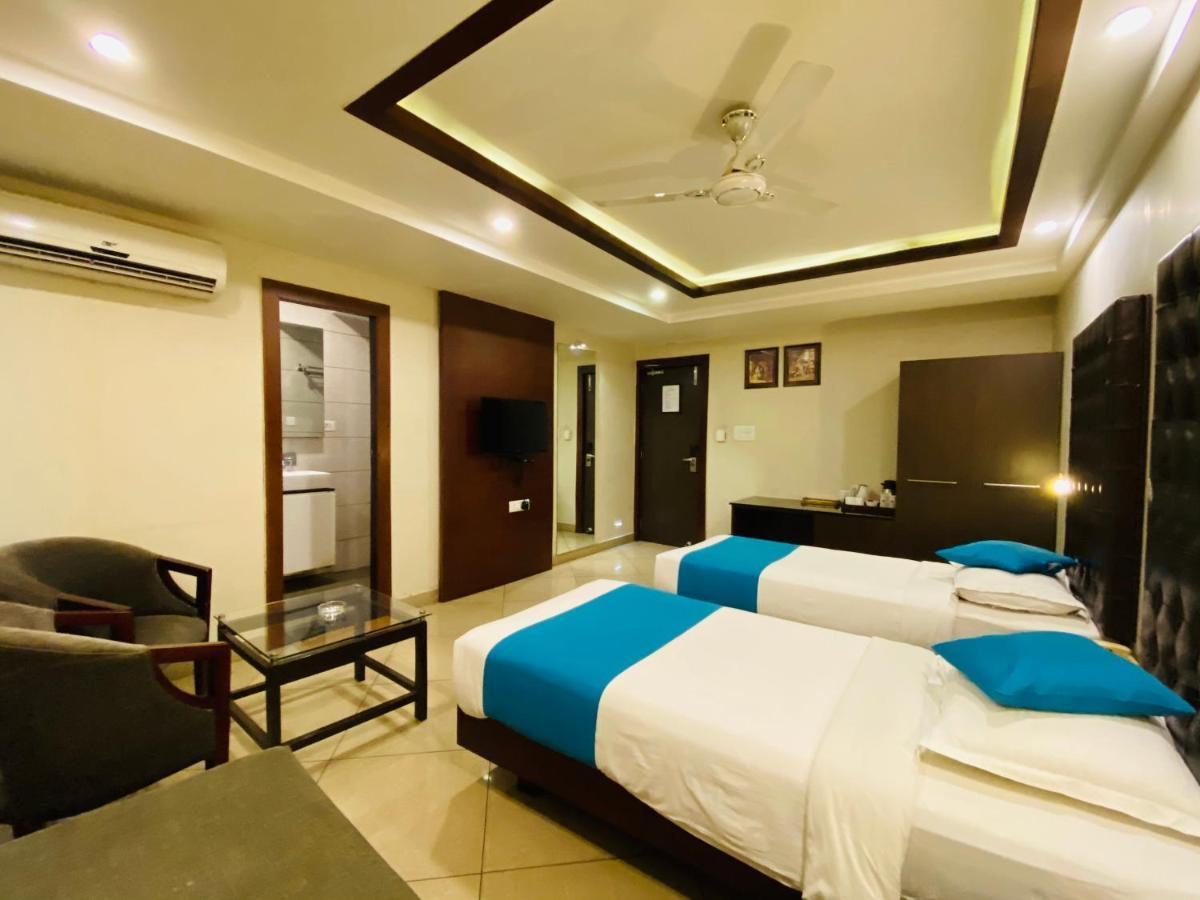 Saluja Residency Hotel Силигури Екстериор снимка