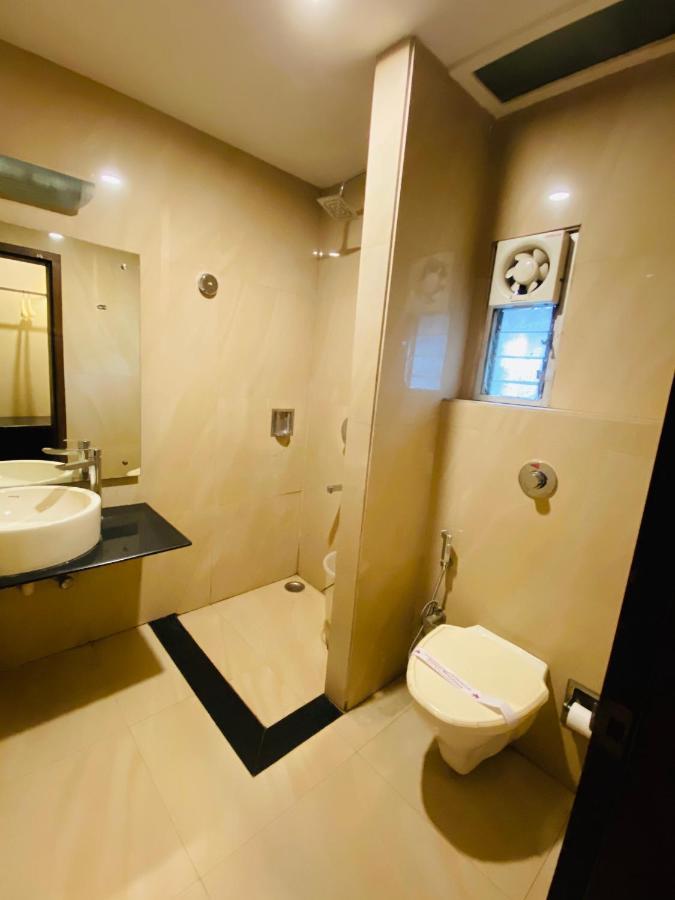 Saluja Residency Hotel Силигури Екстериор снимка