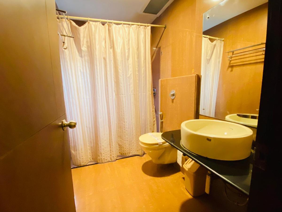 Saluja Residency Hotel Силигури Екстериор снимка