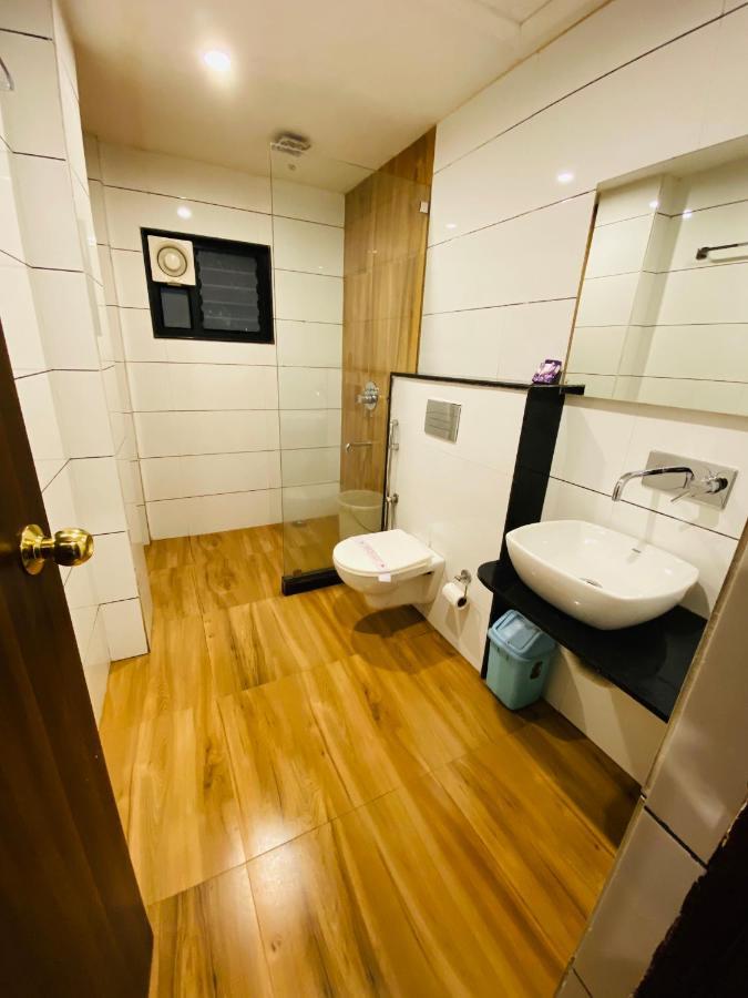 Saluja Residency Hotel Силигури Екстериор снимка