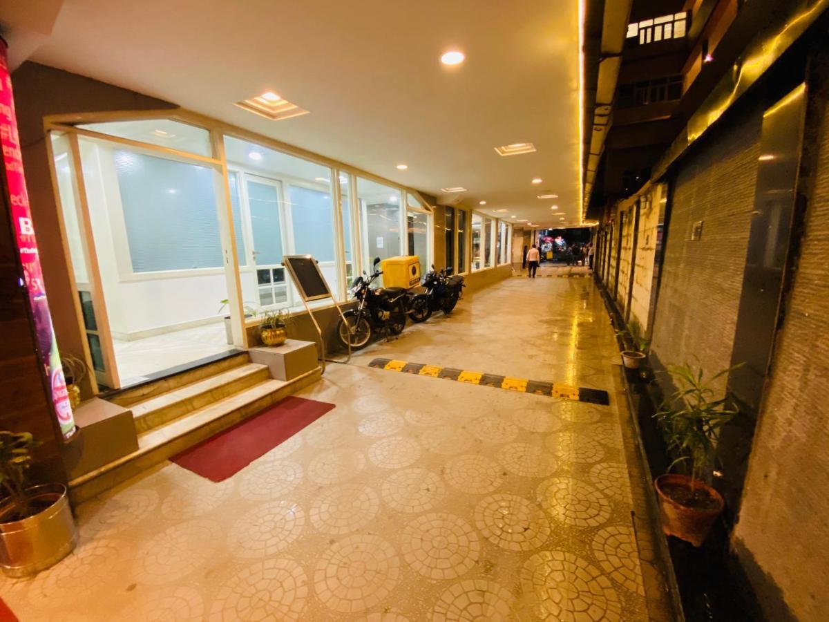 Saluja Residency Hotel Силигури Екстериор снимка