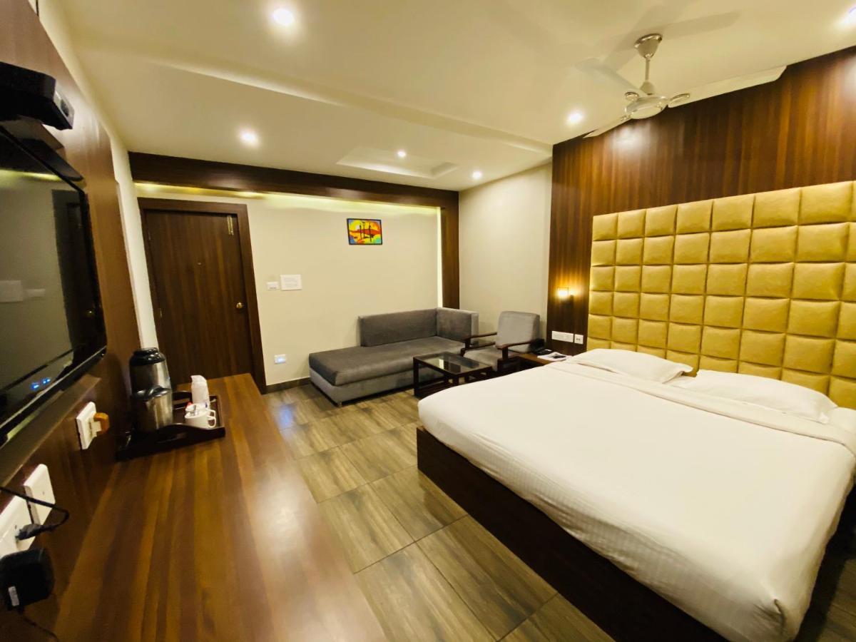 Saluja Residency Hotel Силигури Екстериор снимка