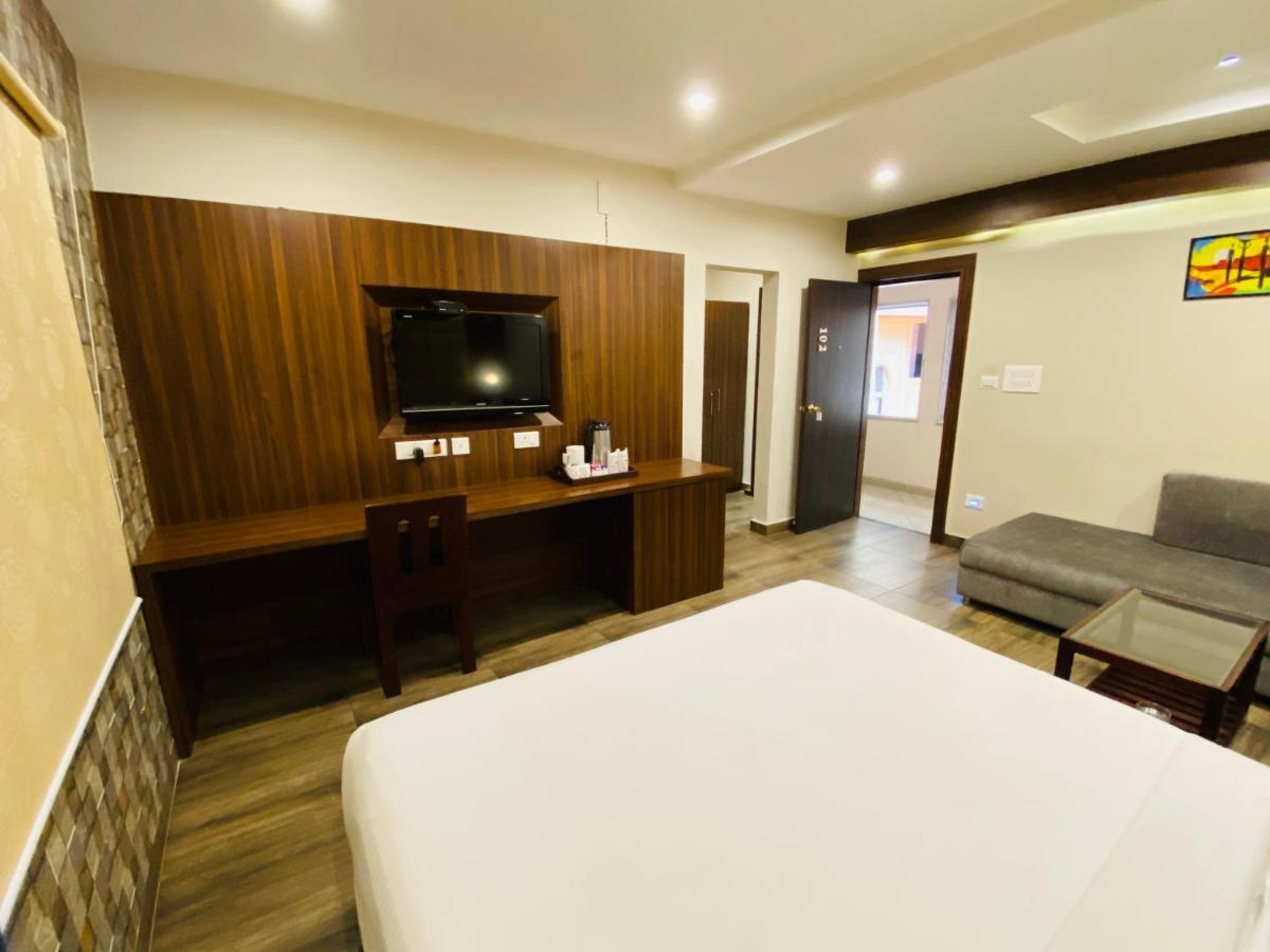Saluja Residency Hotel Силигури Екстериор снимка